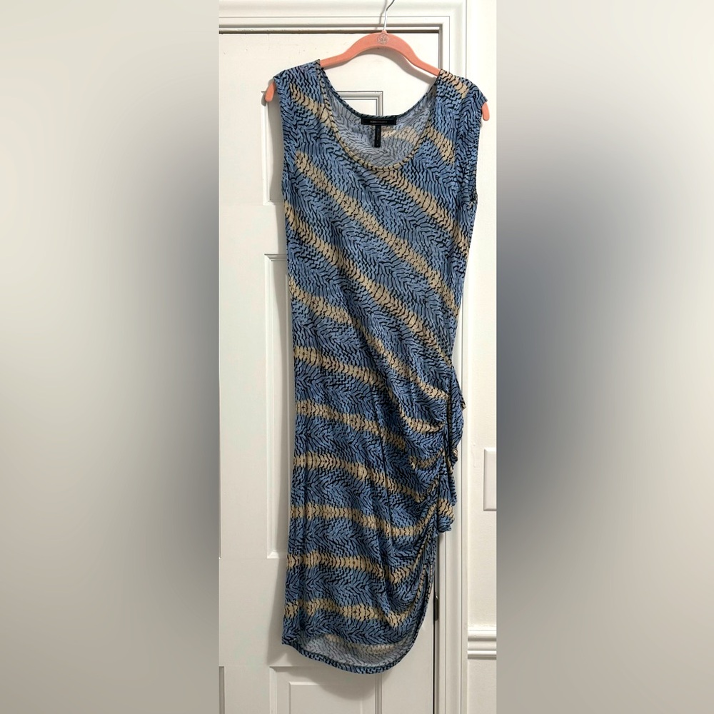 BCBG Maxazria dress gathered at the side. Blue & cream size Small